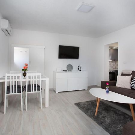 Serious Job Apartment دوبروفينك المظهر الخارجي الصورة